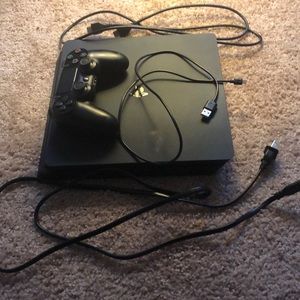 Pre-owned PlayStation 4 Slim ( ps4 )